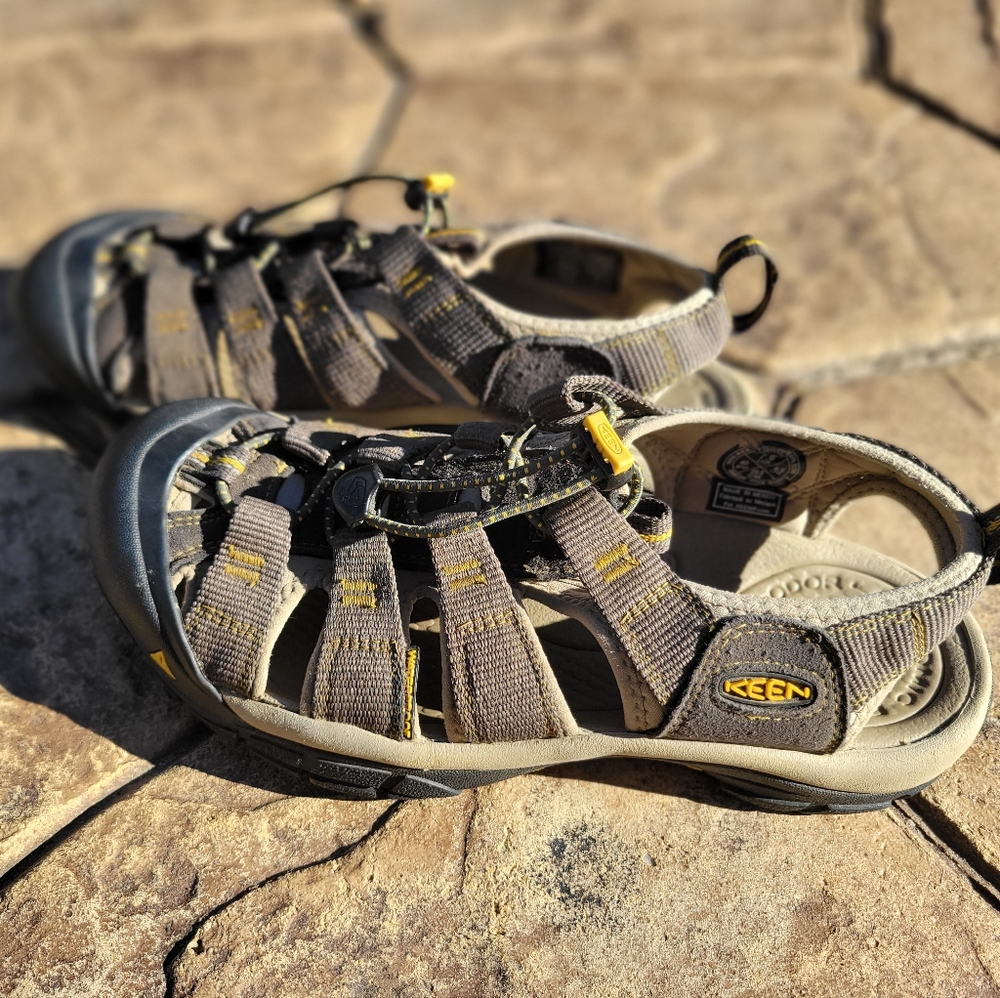Men's tan keen sandals size 7.5